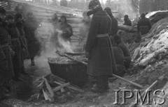 Grudzień 1941, Kołtubanka, obł. Czkałowsk, ZSRR.
Obóz formującej się Armii Andersa, żołnierze obok kotłów z jedzeniem.
Fot. Czesław Zembal, Instytut Polski im. Gen. Sikorskiego w Londynie [album negatywowy A-I ROSJA] - płachta 10