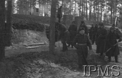 Grudzień 1941, Kołtubanka, obł. Czkałowsk, ZSRR.
Obóz formującej się Armii Andersa, żołnierze pracujący przed ziemianką w lesie.
Fot. Czesław Zembal, Instytut Polski im. Gen. Sikorskiego w Londynie [album negatywowy A-I ROSJA] - płachta 10