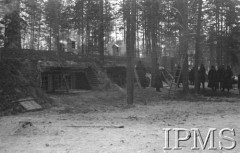 Grudzień 1941, Kołtubanka, obł. Czkałowsk, ZSRR.
Obóz formującej się Armii Andersa, żołnierze przed ziemianką w lesie.
Fot. Czesław Zembal, Instytut Polski im. Gen. Sikorskiego w Londynie [album negatywowy A-I ROSJA] - płachta 10