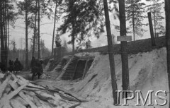 Grudzień 1941, Kołtubanka, obł. Czkałowsk, ZSRR.
Obóz formującej się Armii Andersa, żołnierze pracujący przed ziemianką w lesie.
Fot. Czesław Zembal, Instytut Polski im. Gen. Sikorskiego w Londynie [album negatywowy A-I ROSJA] - płachta 10