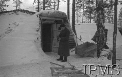 Grudzień 1941, Kołtubanka, obł. Czkałowsk, ZSRR.
Obóz formującej się Armii Andersa, żołnierz przed wejściem do łaźni urządzonej w ziemiance.
Fot. Czesław Zembal, Instytut Polski im. Gen. Sikorskiego w Londynie [album negatywowy A-I ROSJA] - płachta 10