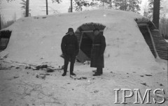 Grudzień 1941, Kołtubanka, obł. Czkałowsk, ZSRR.
Obóz formującej się Armii Andersa, dwaj żołnierze przed ziemianką.
Fot. Czesław Zembal, Instytut Polski im. Gen. Sikorskiego w Londynie [album negatywowy A-I ROSJA] - płachta 10