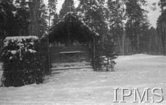 Grudzień 1941, Kołtubanka, obł. Czkałowsk, ZSRR.
Obóz formującej się Armii Andersa, ołtarz polowy.
Fot. Czesław Zembal, Instytut Polski im. Gen. Sikorskiego w Londynie [album negatywowy A-I ROSJA] - płachta 10