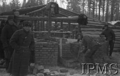 Grudzień 1941, Kołtubanka, obł. Czkałowsk, ZSRR.
Obóz formującej się Armii Andersa, ceglana podmurówka i drewniane rusztowanie nowej ziemianki.
Fot. Czesław Zembal, Instytut Polski im. Gen. Sikorskiego w Londynie [album negatywowy A-I ROSJA] - płachta 10