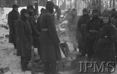 Grudzień 1941, Kołtubanka, obł. Czkałowsk, ZSRR.
Obóz formującej się Armii Andersa, żołnierze przy ognisku.
Fot. Czesław Zembal, Instytut Polski im. Gen. Sikorskiego w Londynie [album negatywowy A-I ROSJA] - płachta 10