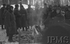 Grudzień 1941, Kołtubanka, obł. Czkałowsk, ZSRR.
Obóz formującej się Armii Andersa, żołnierze przy ognisku.
Fot. Czesław Zembal, Instytut Polski im. Gen. Sikorskiego w Londynie [album negatywowy A-I ROSJA] - płachta 10