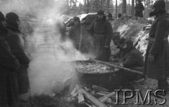 Grudzień 1941, Kołtubanka, obł. Czkałowsk, ZSRR.
Obóz formującej się Armii Andersa, żołnierze obok kotłów z jedzeniem.
Fot. Czesław Zembal, Instytut Polski im. Gen. Sikorskiego w Londynie [album negatywowy A-I ROSJA] - płachta 10