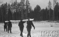 Grudzień 1941, Kołtubanka, obł. Czkałowsk, ZSRR.
Obóz formującej się Armii Andersa, żołnierze wracają do obozu z drewnianym balem.
Fot. Czesław Zembal, Instytut Polski im. Gen. Sikorskiego w Londynie [album negatywowy A-I ROSJA] - płachta 10