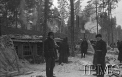 Grudzień 1941, Kołtubanka, obł. Czkałowsk, ZSRR.
Obóz formującej się Armii Andersa, żołnierze przed ziemianką.
Fot. Czesław Zembal, Instytut Polski im. Gen. Sikorskiego w Londynie [album negatywowy A-I ROSJA] - płachta 10