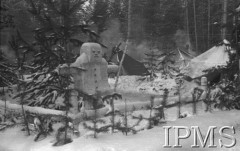 Grudzień 1941, Kołtubanka, obł. Czkałowsk, ZSRR.
Obóz formującej się Armii Andersa, bałwan stojący przy ogrodzeniu.
Fot. Czesław Zembal, Instytut Polski im. Gen. Sikorskiego w Londynie [album negatywowy A-I ROSJA] - płachta 10