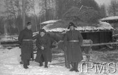 Grudzień 1941, Kołtubanka, obł. Czkałowsk, ZSRR.
Obóz formującej się Armii Andersa, trzej oficerowie przed zagrodą dla bydła.
Fot. Czesław Zembal, Instytut Polski im. Gen. Sikorskiego w Londynie [album negatywowy A-I ROSJA] - płachta 10