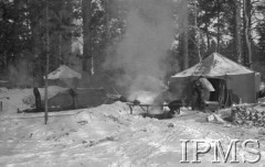 Grudzień 1941, Kołtubanka, obł. Czkałowsk, ZSRR.
Obóz formującej się Armii Andersa, żołnierze przed namiotem.
Fot. Czesław Zembal, Instytut Polski im. Gen. Sikorskiego w Londynie [album negatywowy A-I ROSJA] - płachta 10