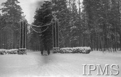 Grudzień 1941, Kołtubanka, obł. Czkałowsk, ZSRR.
Obóz formującej się Armii Andersa, dwaj żołnierze z sankami przed bramą zwieńczoną Białymi Orłami.
Fot. Czesław Zembal, Instytut Polski im. Gen. Sikorskiego w Londynie [album negatywowy A-I ROSJA] - płachta 10