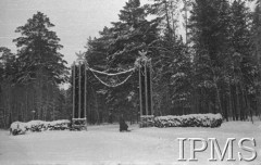 Grudzień 1941, Kołtubanka, obł. Czkałowsk, ZSRR.
Obóz formującej się Armii Andersa, brama zwieńczona Białymi Orłami.
Fot. Czesław Zembal, Instytut Polski im. Gen. Sikorskiego w Londynie [album negatywowy A-I ROSJA] - płachta 10