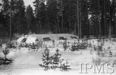 Grudzień 1941, Kołtubanka, obł. Czkałowsk, ZSRR.
Obóz formującej się Armii Andersa, ziemianka na tle lasu.
Fot. Czesław Zembal, Instytut Polski im. Gen. Sikorskiego w Londynie [album negatywowy A-I ROSJA] - płachta 10