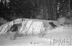 Grudzień 1941, Kołtubanka, obł. Czkałowsk, ZSRR.
Obóz formującej się Armii Andersa, ziemianka na tle lasu.
Fot. Czesław Zembal, Instytut Polski im. Gen. Sikorskiego w Londynie [album negatywowy A-I ROSJA] - płachta 10