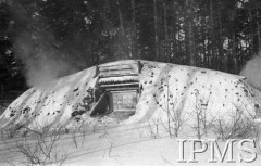 Grudzień 1941, Kołtubanka, obł. Czkałowsk, ZSRR.
Obóz formującej się Armii Andersa, ziemianka na tle lasu.
Fot. Czesław Zembal, Instytut Polski im. Gen. Sikorskiego w Londynie [album negatywowy A-I ROSJA] - płachta 10