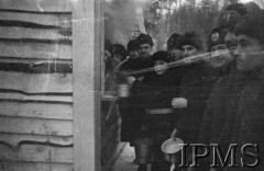 Grudzień 1941, Kołtubanka, obł. Czkałowsk, ZSRR.
Obóz formującej się Armii Andersa, grupa żołnierzy w kolejce przed kuchnią.
Fot. Czesław Zembal, Instytut Polski im. Gen. Sikorskiego w Londynie [album negatywowy A-I ROSJA] - płachta 11