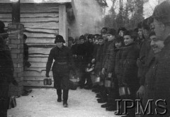 Grudzień 1941, Kołtubanka, obł. Czkałowsk, ZSRR.
Obóz formującej się Armii Andersa, grupa żołnierzy w kolejce przed kuchnią.
Fot. Czesław Zembal, Instytut Polski im. Gen. Sikorskiego w Londynie [album negatywowy A-I ROSJA] - płachta 11