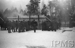 Grudzień 1941, Kołtubanka, obł. Czkałowsk, ZSRR.
Obóz formującej się Armii Andersa, grupa żołnierzy w kolejce przed kuchnią.
Fot. Czesław Zembal, Instytut Polski im. Gen. Sikorskiego w Londynie [album negatywowy A-I ROSJA] - płachta 11