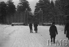 Styczeń 1942, Kołtubanka, obł. Czkałowsk, ZSRR.
Obóz formującej się Armii Andersa, żołnierze na drodze przed bramą.
Fot. Czesław Zembal, Instytut Polski im. Gen. Sikorskiego w Londynie [album negatywowy A-I ROSJA] - płachta 12