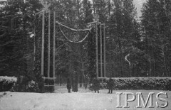 Styczeń 1942, Kołtubanka, obł. Czkałowsk, ZSRR.
Obóz formującej się Armii Andersa, żołnierze przed bramą.
Fot. Czesław Zembal, Instytut Polski im. Gen. Sikorskiego w Londynie [album negatywowy A-I ROSJA] - płachta 12