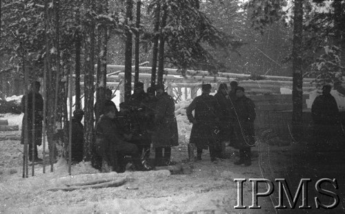 Styczeń 1942, Kołtubanka, obł. Czkałowsk, ZSRR.
Obóz formującej się Armii Andersa, grupa żołnierzy w lesie, w tle drewniane rusztowanie.
Fot. Czesław Zembal, Instytut Polski im. Gen. Sikorskiego w Londynie [album negatywowy A-I ROSJA] - płachta 12