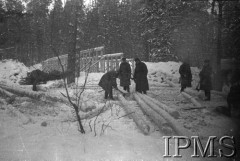 Styczeń 1942, Kołtubanka, obł. Czkałowsk, ZSRR.
Obóz formującej się Armii Andersa, grupa cieśli obrabiających drewniane bale.
Fot. Czesław Zembal, Instytut Polski im. Gen. Sikorskiego w Londynie [album negatywowy A-I ROSJA] - płachta 12