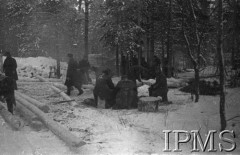 Styczeń 1942, Kołtubanka, obł. Czkałowsk, ZSRR.
Obóz formującej się Armii Andersa, grupa cieśli podczas pracy.
Fot. Czesław Zembal, Instytut Polski im. Gen. Sikorskiego w Londynie [album negatywowy A-I ROSJA] - płachta 12