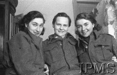 Styczeń 1942, Buzułuk, obł. Czkałowsk, ZSRR.
Ochotniczki: Zofia Hertz, Felicja Radecka i Halina Terlecka, pracownice Wydziału Propagandy i Informacji Armii Polskiej na Wschodzie.
Fot. inż. Wiktor Ostrowski, Instytut Polski im. Gen. Sikorskiego w Londynie [album negatywowy A-I ROSJA] - płachta 14