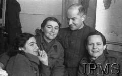 Styczeń 1942, Buzułuk, obł. Czkałowsk, ZSRR.
Ochotniczki: Zofia Hertz, Halina Terlecka i Felicja Radecka oraz por. Jerzy Kropiwnicki - pracownicy Wydziału Propagandy i Informacji Armii Polskiej na Wschodzie.
Fot. inż. Wiktor Ostrowski, Instytut Polski im. Gen. Sikorskiego w Londynie [album negatywowy A-I ROSJA] - płachta 14