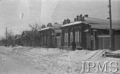 Styczeń 1942, Buzułuk, obł. Czkałowsk, ZSRR.
Ulica prowadząca z koszar do sztabu, drewniane domy pokryte śniegiem.
Fot. inż. Wiktor Ostrowski, Instytut Polski im. Gen. Sikorskiego w Londynie [album negatywowy A-I ROSJA] - płachta 15