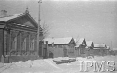 Styczeń 1942, Buzułuk, obł. Czkałowsk, ZSRR.
Ulica prowadząca z koszar do sztabu, drewniane domy pokryte śniegiem.
Fot. inż. Wiktor Ostrowski, Instytut Polski im. Gen. Sikorskiego w Londynie [album negatywowy A-I ROSJA] - płachta 15