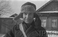 Styczeń 1942, Buzułuk, obł. Czkałowsk, ZSRR.
Porucznik Włodzimierz Kowańko w czapce z nausznikami.
Fot. inż. Wiktor Ostrowski, Instytut Polski im. Gen. Sikorskiego w Londynie [album negatywowy A-I ROSJA] - płachta 15