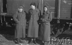 Styczeń 1942, Buzułuk, obł. Czkałowsk, ZSRR.
Dwie ochotniczki i żołnierz stoją obok pociągu, z prawej stoi Natalia Mianowska.
Fot. inż. Wiktor Ostrowski, Instytut Polski im. Gen. Sikorskiego w Londynie [album negatywowy A-I ROSJA] - płachta 15