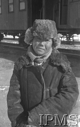 Styczeń 1942, Buzułuk, obł. Czkałowsk, ZSRR.
Kirgiski chłopiec na stacji kolejowej.
Fot. inż. Wiktor Ostrowski, Instytut Polski im. Gen. Sikorskiego w Londynie [album negatywowy A-I ROSJA] - płachta 15