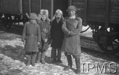 Styczeń 1942, Buzułuk, obł. Czkałowsk, ZSRR.
Kirgiscy chłopcy stojący obok pociągu.
Fot. inż. Wiktor Ostrowski, Instytut Polski im. Gen. Sikorskiego w Londynie [album negatywowy A-I ROSJA] - płachta 15