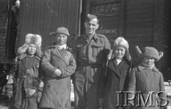 Styczeń 1942, Buzułuk, obł. Czkałowsk, ZSRR.
Kirgiscy chłopcy stojący obok pociągu, w środku polski porucznik.
Fot. inż. Wiktor Ostrowski, Instytut Polski im. Gen. Sikorskiego w Londynie [album negatywowy A-I ROSJA] - płachta 15