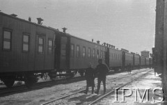 Styczeń 1942, Buzułuk, obł. Czkałowsk, ZSRR.
Pociąg osobowy na stacji kolejowej.
Fot. inż. Wiktor Ostrowski, Instytut Polski im. Gen. Sikorskiego w Londynie [album negatywowy A-I ROSJA] - płachta 15