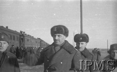 Styczeń 1942, Buzułuk, obł. Czkałowsk, ZSRR.
Generał Władysław Anders z oficerami na stacji kolejowej, z lewej stoi gen. brygady Bolesław Szarecki, szef Służby Zdrowia Armii Polskiej na Wschodzie.
Fot. inż. Wiktor Ostrowski, Instytut Polski im. Gen. Sikorskiego w Londynie [album negatywowy A-I ROSJA] - płachta 15