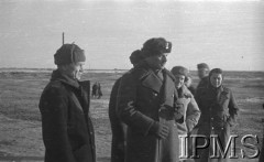 Styczeń 1942, Buzułuk, obł. Czkałowsk, ZSRR.
Generał Władysław Anders z oficerami i ochotniczkami na stacji kolejowej, z lewej stoi gen. brygady Bolesław Szarecki, szef Służby Zdrowia Armii Polskiej na Wschodzie.
Fot. inż. Wiktor Ostrowski, Instytut Polski im. Gen. Sikorskiego w Londynie [album negatywowy A-I ROSJA] - płachta 15