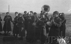 Styczeń 1942, Buzułuk, obł. Czkałowsk, ZSRR.
Orkiestra wojskowa żegna polskie oddziały wyjeżdżające na południe Związku Radzieckiego.
Fot. inż. Wiktor Ostrowski, Instytut Polski im. Gen. Sikorskiego w Londynie [album negatywowy A-I ROSJA] - płachta 15