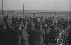 Styczeń 1942, Buzułuk, obł. Czkałowsk, ZSRR.
Orkiestra wojskowa żegna polskie oddziały wyjeżdżające na południe Związku Radzieckiego.
Fot. inż. Wiktor Ostrowski, Instytut Polski im. Gen. Sikorskiego w Londynie [album negatywowy A-I ROSJA] - płachta 15