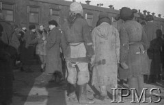 Styczeń 1942, Buzułuk, obł. Czkałowsk, ZSRR.
Żołnierze żegnają kolegów wyjeżdżających na południe Związku Radzieckiego, na pierwszym planie stoi (tyłem) trzech Kirgizów.
Fot. inż. Wiktor Ostrowski, Instytut Polski im. Gen. Sikorskiego w Londynie [album negatywowy A-I ROSJA] - płachta 15