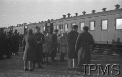 Styczeń 1942, Buzułuk, obł. Czkałowsk, ZSRR.
Pożegnanie polskich oddziałów wyjeżdżających na południe Związku Radzieckiego - żołnierze i ochotniczki na peronie, z prawej stoi gen. Władysław Anders.
Fot. inż. Wiktor Ostrowski, Instytut Polski im. Gen. Sikorskiego w Londynie [album negatywowy A-I ROSJA] - płachta 15