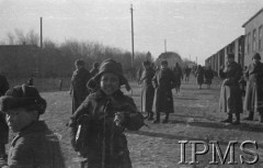 Styczeń 1942, Buzułuk, obł. Czkałowsk, ZSRR.
Wyjazd polskich oddziałów na południe Związku Radzieckiego, grupa żołnierzy obok pociągu, na pierwszym planie kirgiskie dzieci.
Fot. Czesław Zembal, Instytut Polski im. Gen. Sikorskiego w Londynie [album negatywowy A-I ROSJA] - płachta 16