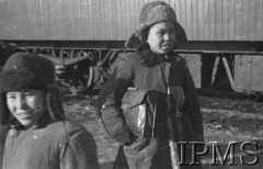 Styczeń 1942, Buzułuk, obł. Czkałowsk, ZSRR.
Wyjazd polskich oddziałów na południe Związku Radzieckiego, dwaj kirgiscy chłopcy obok pociągu.
Fot. Czesław Zembal, Instytut Polski im. Gen. Sikorskiego w Londynie [album negatywowy A-I ROSJA] - płachta 16