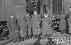 Styczeń 1942, Buzułuk, obł. Czkałowsk, ZSRR.
Wyjazd polskich oddziałów na południe Związku Radzieckiego, żołnierze na tle pociągu.
Fot. Czesław Zembal, Instytut Polski im. Gen. Sikorskiego w Londynie [album negatywowy A-I ROSJA] - płachta 16