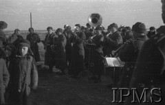 Styczeń 1942, Buzułuk, obł. Czkałowsk, ZSRR.
Orkiestra wojskowa żegna polskie oddziały wyjeżdżające na południe Związku Radzieckiego.
Fot. Czesław Zembal, Instytut Polski im. Gen. Sikorskiego w Londynie [album negatywowy A-I ROSJA] - płachta 16