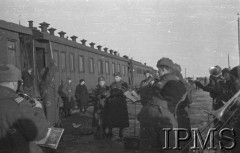 Styczeń 1942, Buzułuk, obł. Czkałowsk, ZSRR.
Orkiestra wojskowa żegna polskie oddziały wyjeżdżające na południe Związku Radzieckiego.
Fot. Czesław Zembal, Instytut Polski im. Gen. Sikorskiego w Londynie [album negatywowy A-I ROSJA] - płachta 16